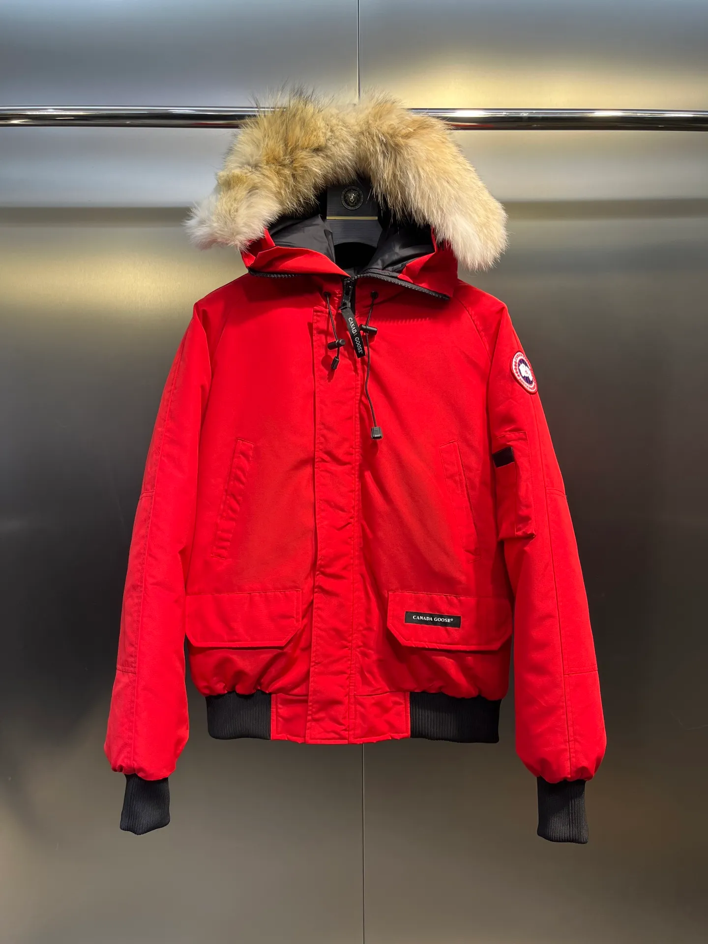 P780 high-end version (new version of Big Goose 01) Canada Goose Canada Goose #Chilliwack 7999M bomber jacket short down jacket/01 model #Men and Women Same Style# ➖ Genuine synchronous anti-counterfeiting chip sensor! ➖ Imported 21S polyester-cotton blended original fabric [last year’s 16S/18S hard fabrics have been completely eliminated, this year all use 21S genuine synchronous fabrics, the soft mid-strap feels delicate and textured], genuine synchronous Feather-Light 10D waterproof coating fabric, made of 84.5 polyester fiber and 15.5 cotton, 100% the best feel in the entire network! ➖ The genuine official website is synchronized with the national standard 80 white duck down, you can check the official website customer service, there will never be a series of misleading claims such as 90 down or goose down! ➖ Using the best nylon lining with double double-layer sealing design, velvet-proof No. 7 needle + grid-filled down ready-made garments, there is 100% no so-called velvet running! ➖ The cuffs are designed with thickened seamless threads, and the collar and pockets are lined with top-quality polar fleece to keep you warm and comfortable! ➖ Yoshida YKK provides original factory-customized electroplated sliders. YKK two-way lockable zippers are tight and smooth and do not peel off paint! ➖ 3M composite guarantees that the Velcro is the same as the original, durable, and all accessories and hardware are custom-made! ➖ Imported BEHRINGER embroidery machine to customize the 10,000-needle embroidery logo, 98% of which can be reproduced to restore the original logo. You can check and compare on the official website! ➖ The fur collars are all made of large pieces of Western Canadian blue wolf hide, ensuring that each fur collar is 13-15cm wide!   Size:XS-XXL